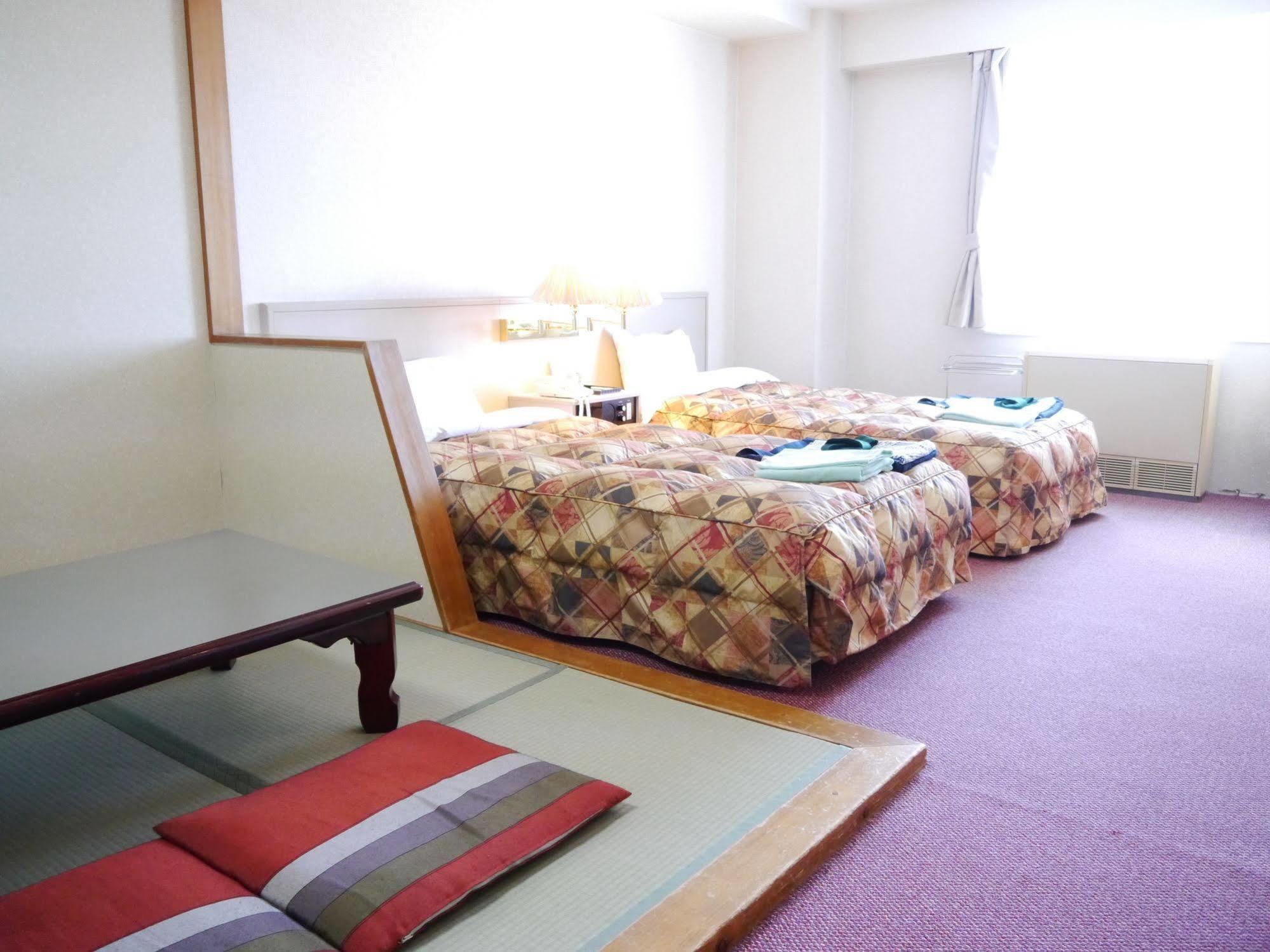 Hotel Park Hills Kamifurano Exteriör bild